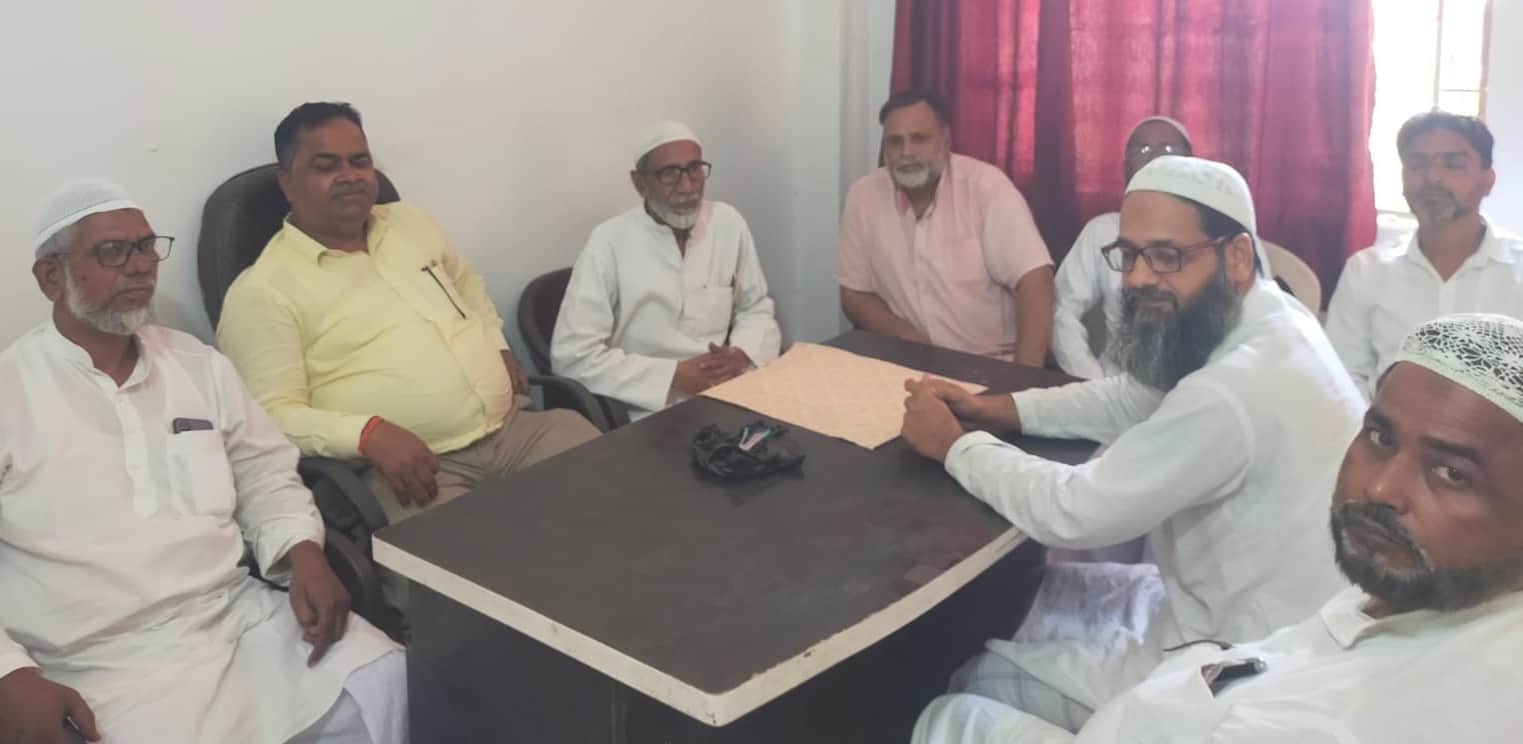 मुबारकपुर बुनकर विपणन केंद्र में बुनकरों के साथ बैठक करते हथकरघा सहायक निदेशक अरविंद सिंह। संवा