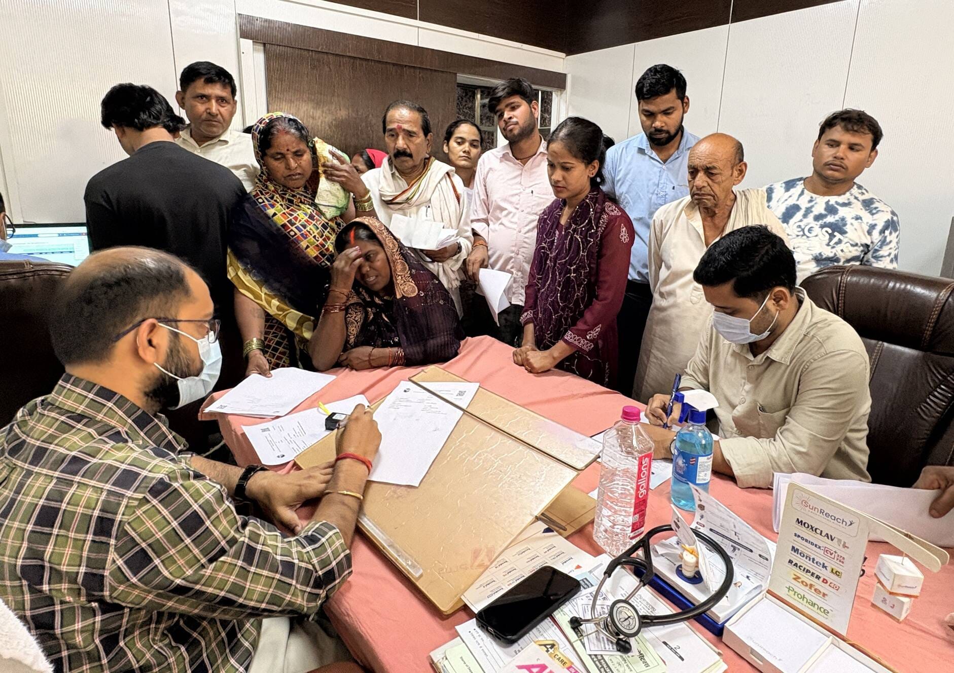 मेडिकल कॉलेज के ओपीडी में मरीजों के स्वास्थ्य की जाराकरी लेते डॉ. गौरव दूबे। संवाद