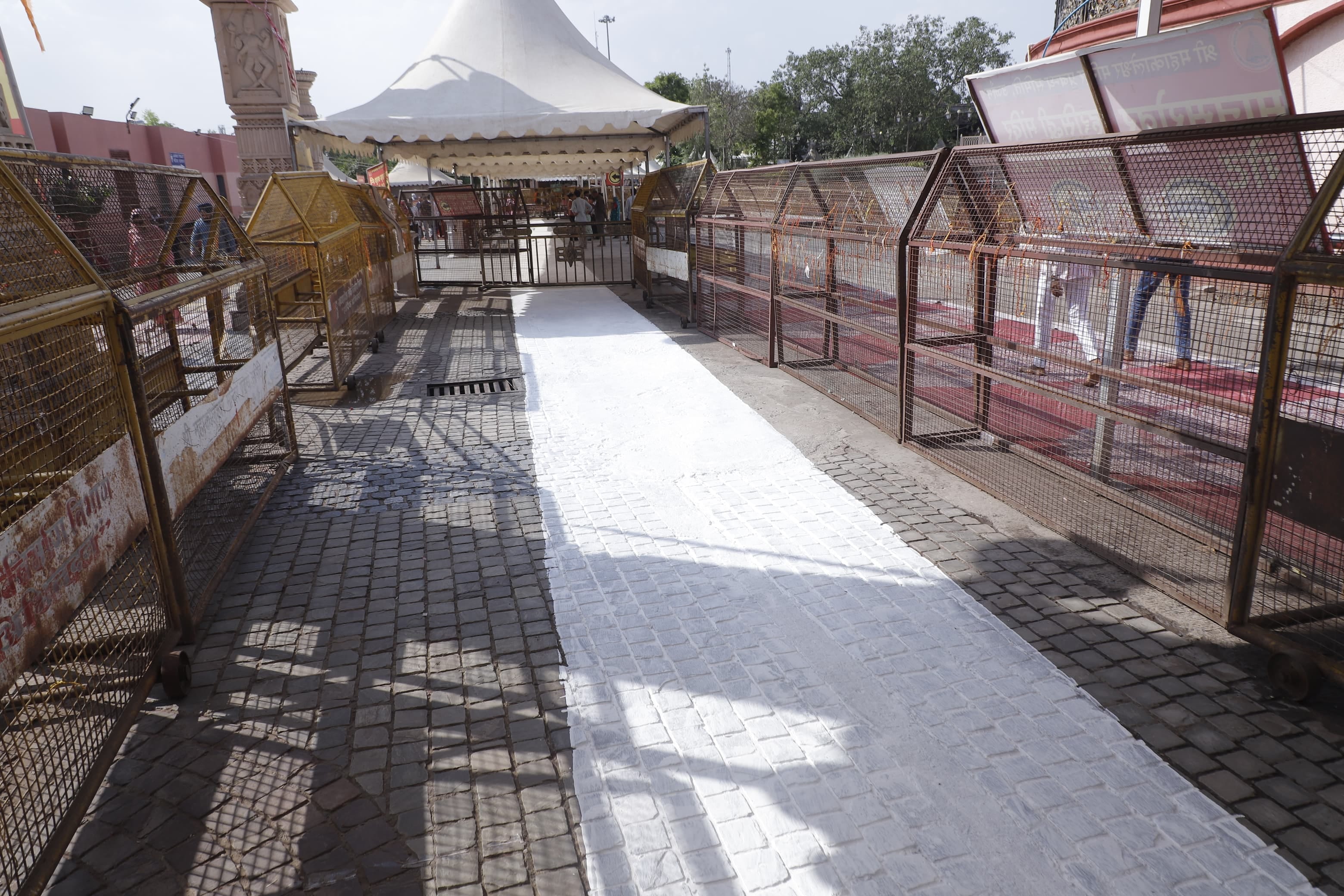 महाकाल मंदिर में बनाया गया हीट प्रूफ पाथवे