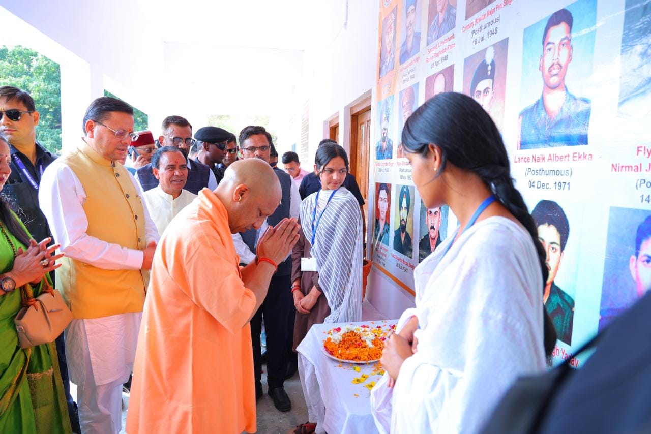 महाविद्यालय बिथ्याणी में आपरेशन सिंदूर के एक वर्ष पूरे होने पर शहीदों को नमन करते योगी आदित्यना