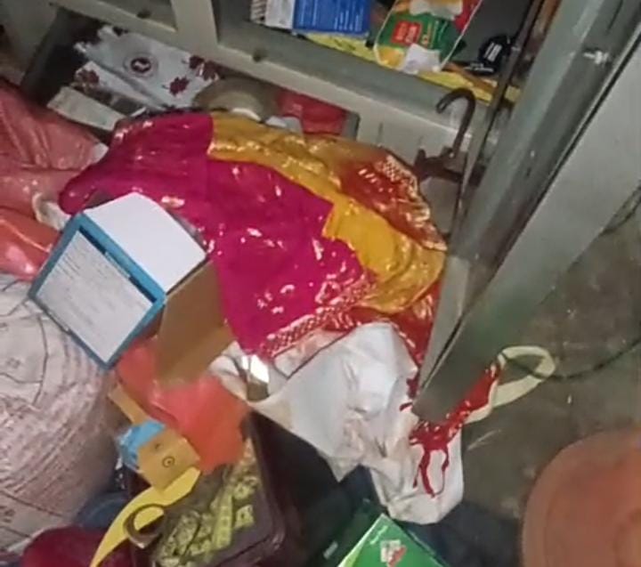 मलोरना में चोरी के बाद बिखरा सामान। संवाद