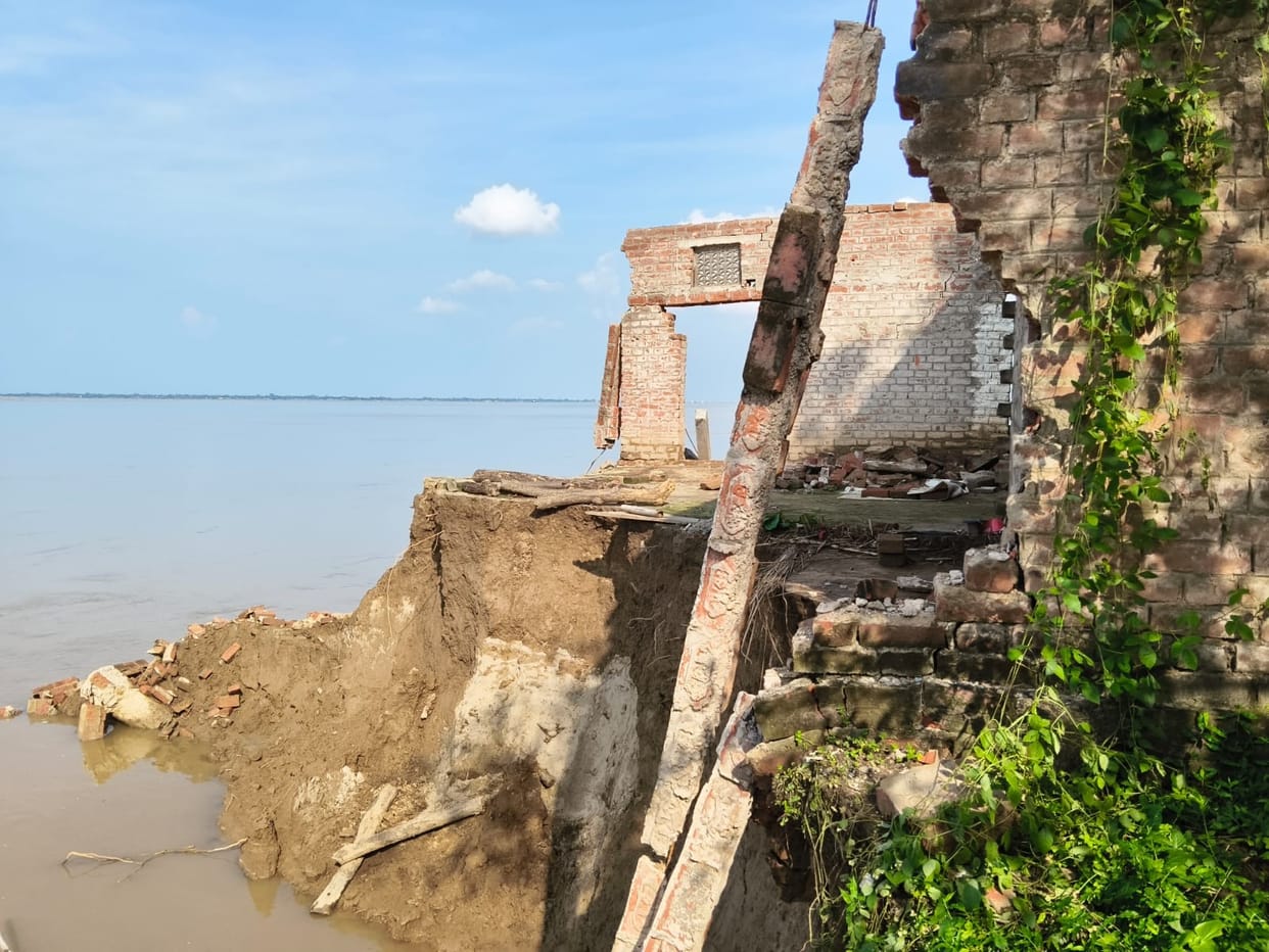 Despite spending Rs 586 crore in 7 years, there is no relief from the erosion of Ganga and Saryu rivers.