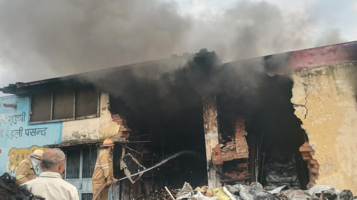 Fire breaks out in market shop and warehouse.