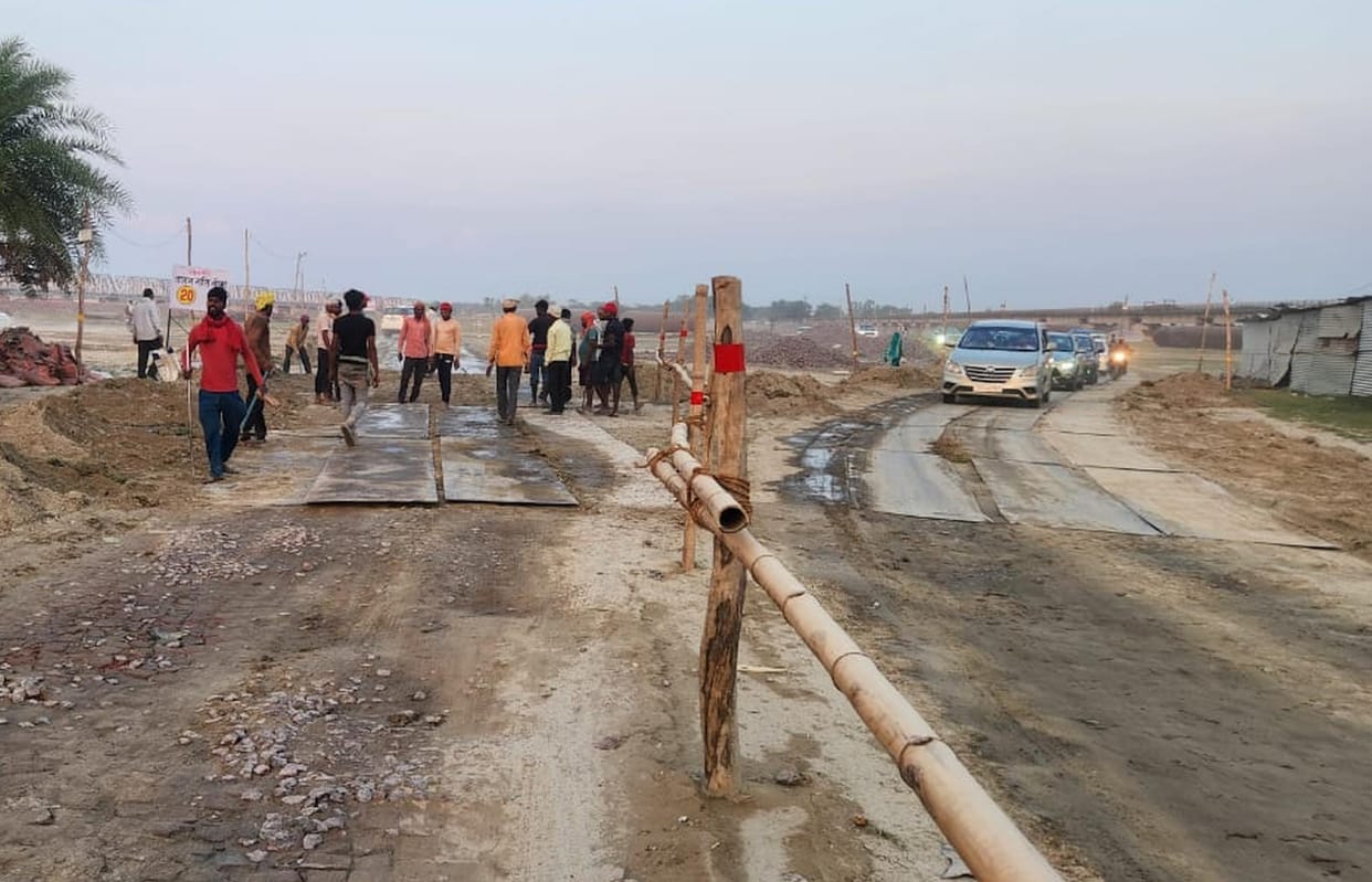 The approach road of the pontoon bridge collapsed