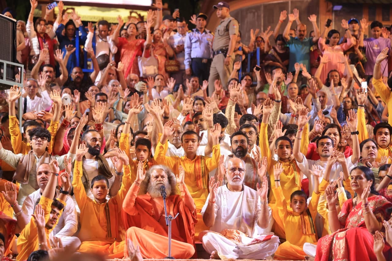 परमार्थ निकेतन में गंगा आरती के दौरान वीर सपूतों को दी गई श्रद्धांजलि। स्रोत परमार्थ मीडिया।