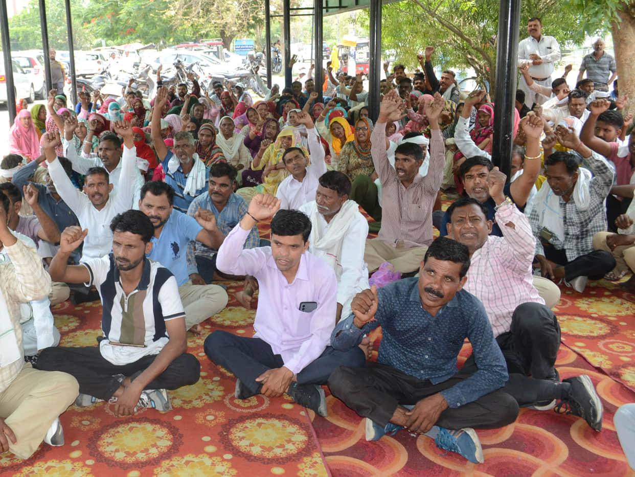 Sanitation workers extend strike till 11, announce broom-pick-up protest today