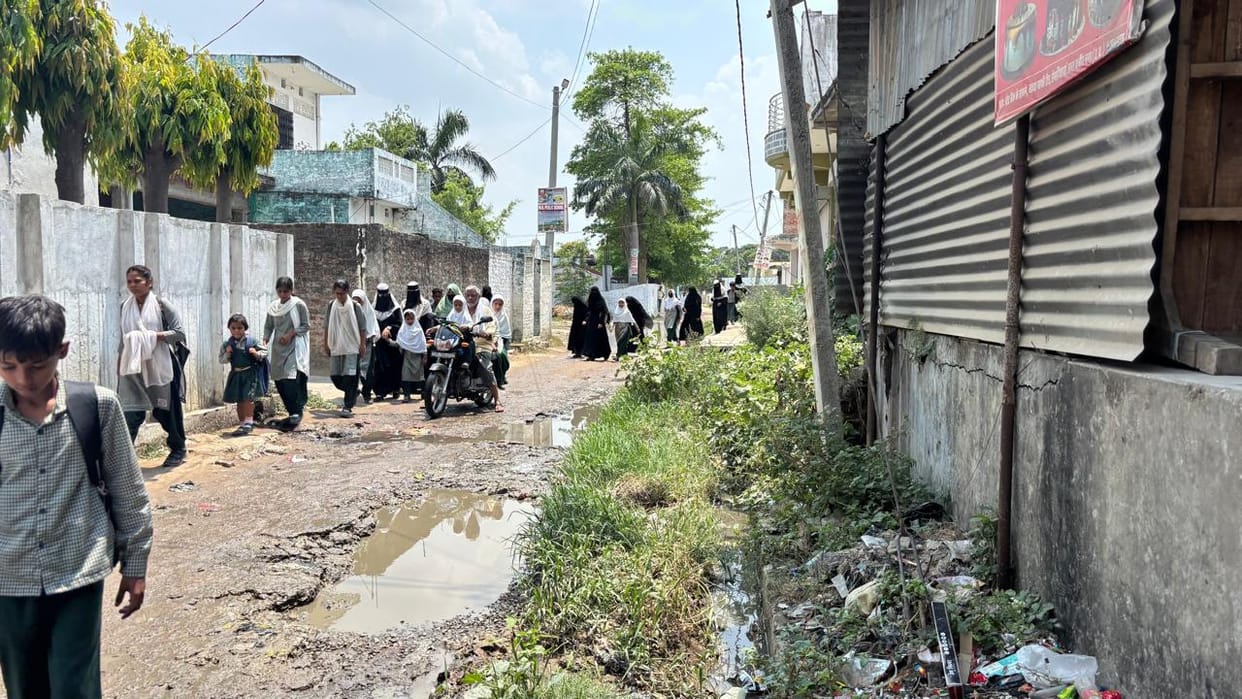 Semriyawan-Badhaya road in bad condition, school children and passersby troubled