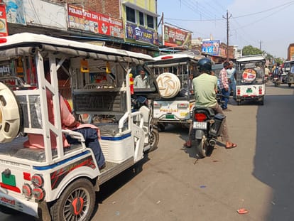 समय माता मंदिर रोड पर खड़े ई-रिक्शा। संवाद