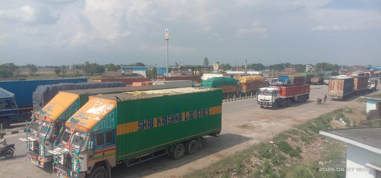 14 km long truck jam at Sonauli border, over 2,000 stranded