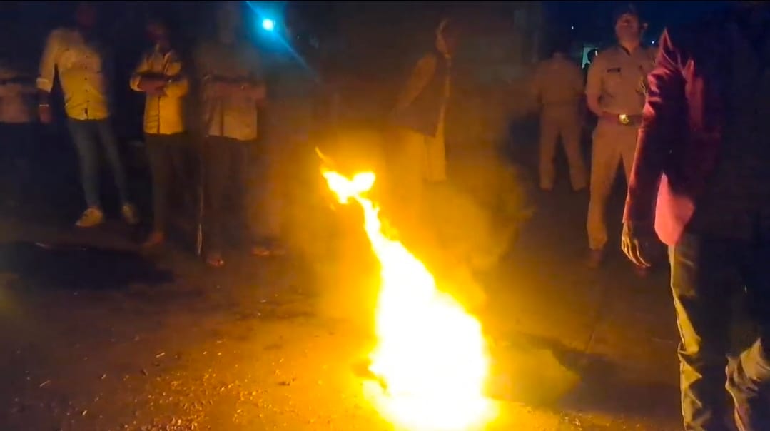 protest by blocking road after death of youth in road accident today rohtas bihar news