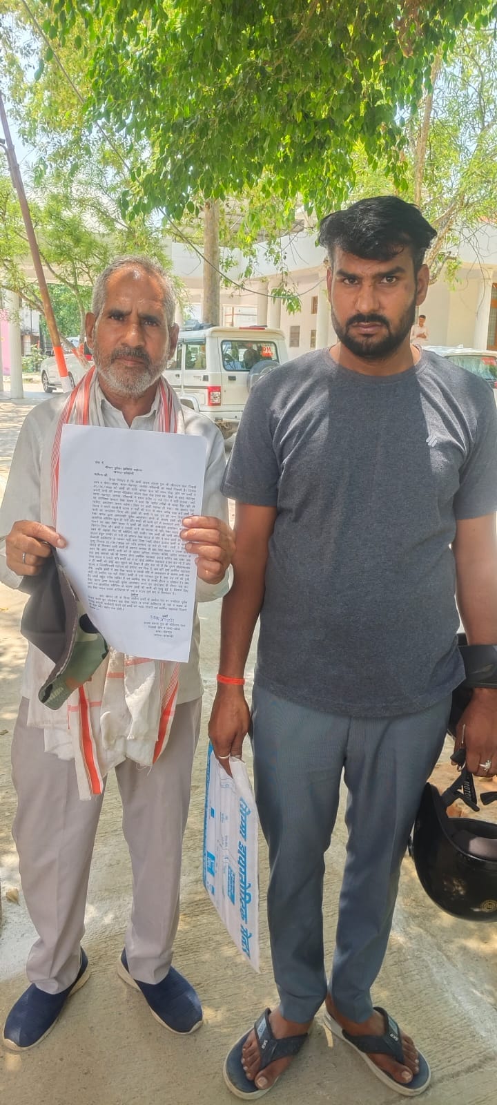 शिकायत लेकर पहुंचे पीड़ित पति अजय प्रकाश पाल व उनके पिता। संवाद