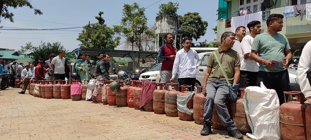 There were 70 cylinders in Dharamshala, hundreds arrived to collect them.