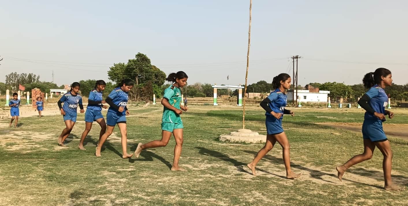 विश्व एथलेटिक्स दिवस पर निजामाबाद में दौड़ प्रतियोगिता में प्रतिभाग करती खिलाड़ी। संवाद