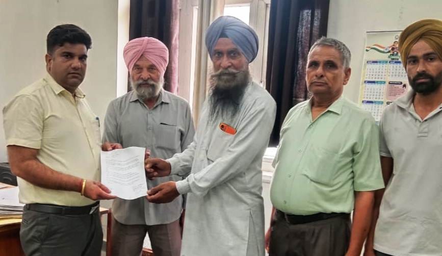 Samyukt Kisan Morcha Submits Memorandum to Mandi Secretary