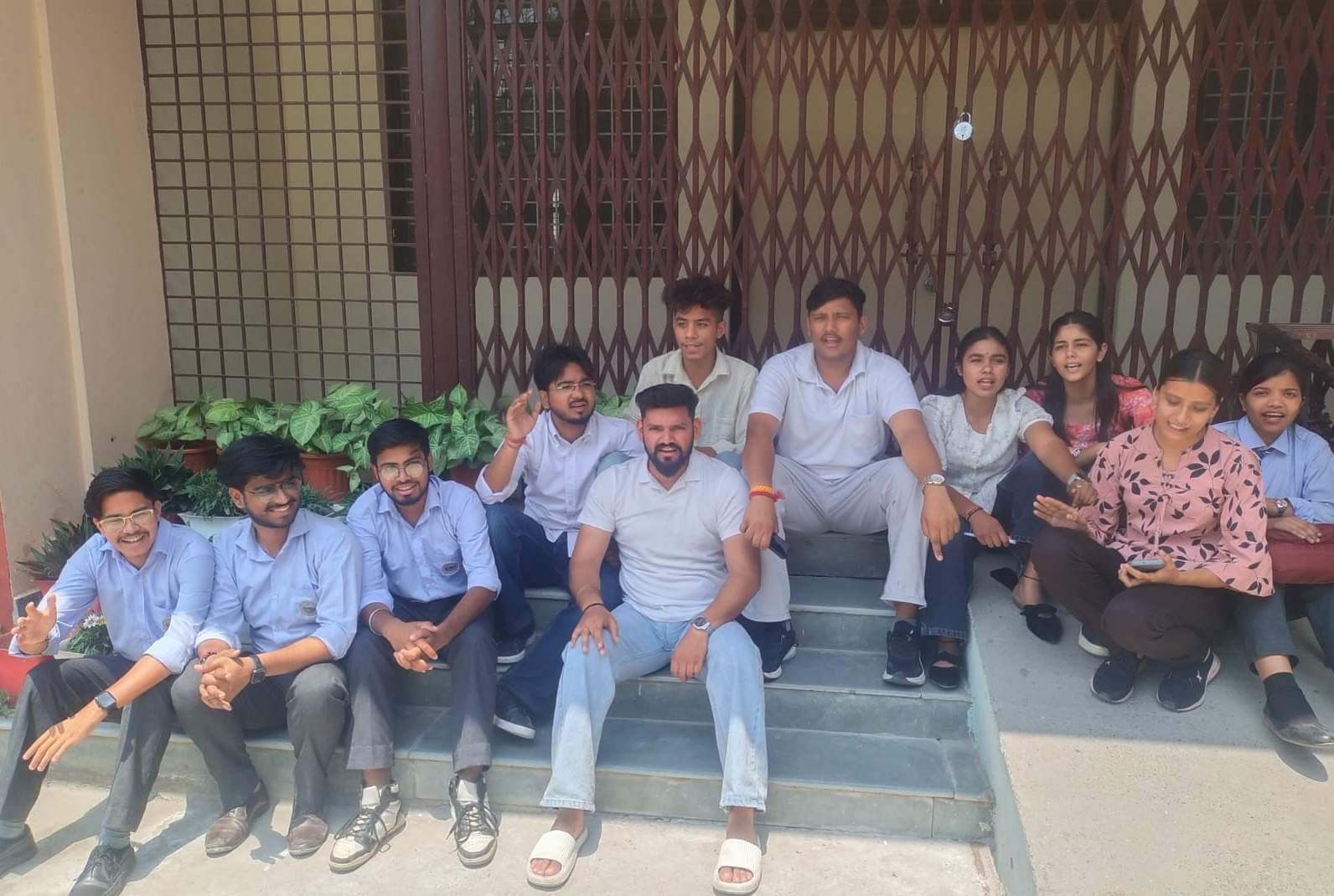 02- विवि परिसर के प्रशासिनक भवन में तालाबंदी कर विरोध प्रदर्शन करते छात्र-छात्राए।संवाद