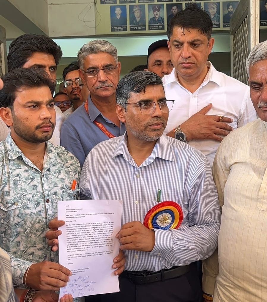 SFI submitted memorandum on dilapidated college building