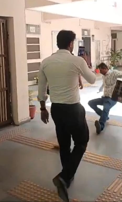 A constable got into an argument with a law student who had come to lodge a complaint and was put on the line.