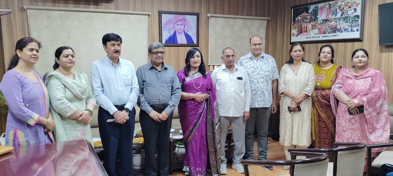 अंबाला छावनी के आर्य कॉलेज में नए कोर्स की जानकारी देते प्रबंधक व प्राचार्य। प्रवक्ता