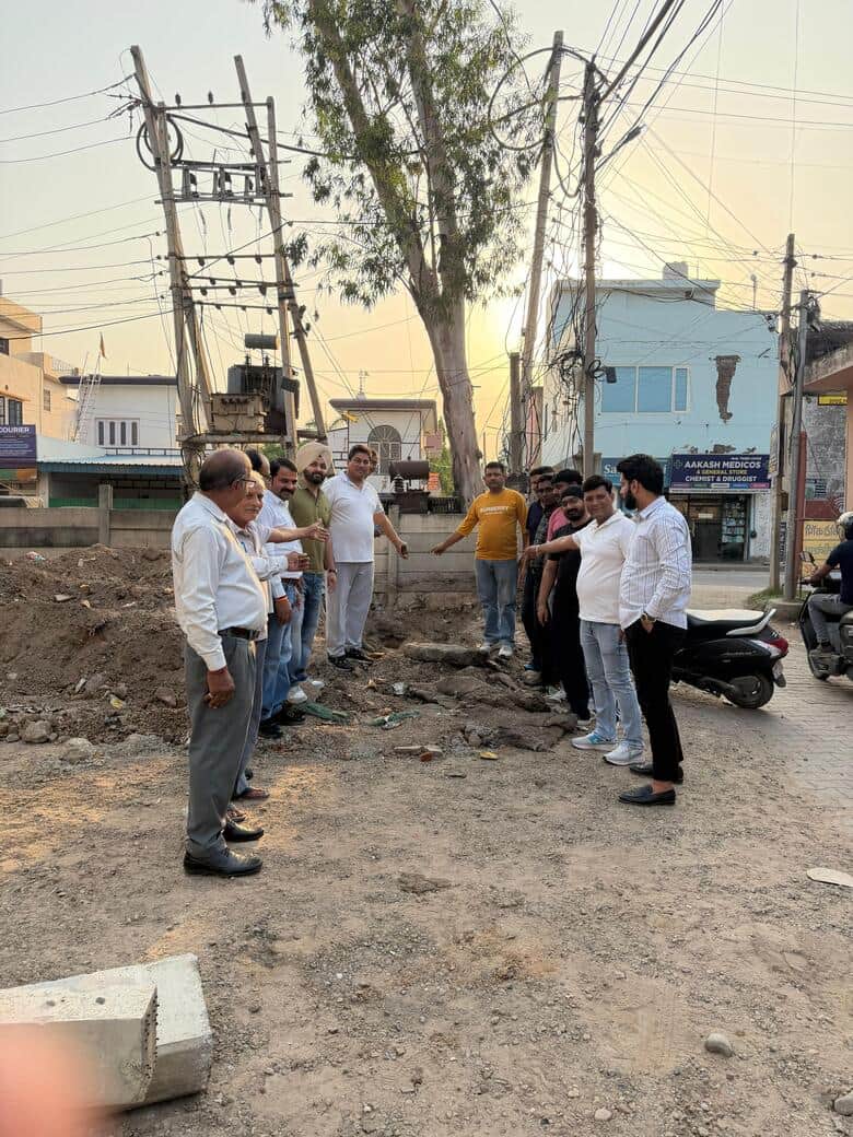 अंबाला छावनी के प्रभुप्रेम पुरम में बिजली के ट्रांसफार्मर हटाने का विरोध करते लोग। संवाद