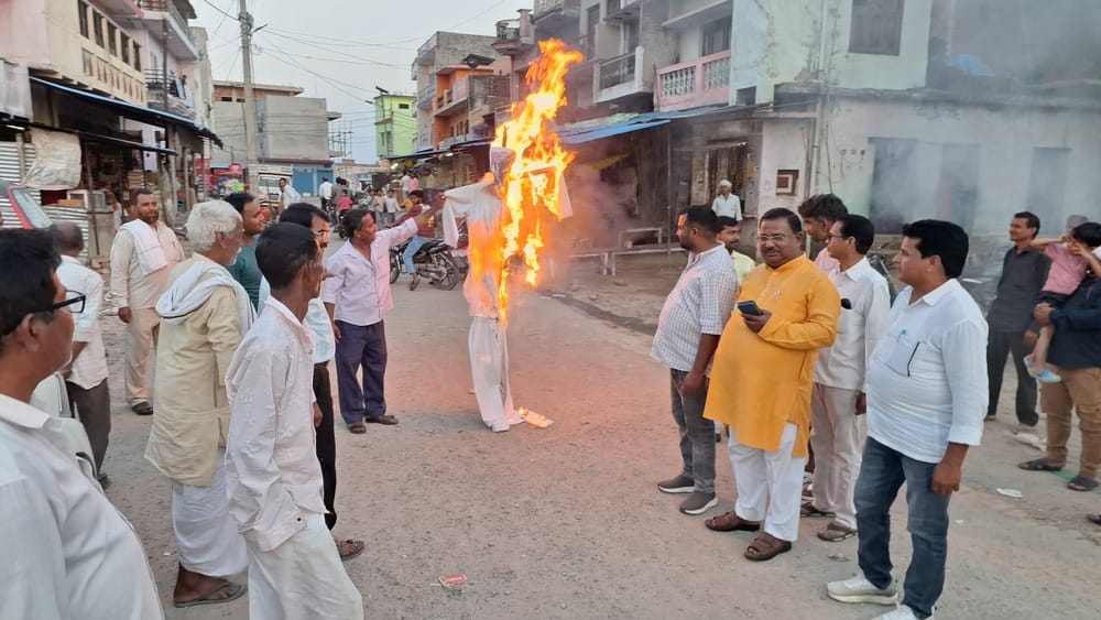 Angered by the remark, BJP workers burnt an effigy of Akhilesh.