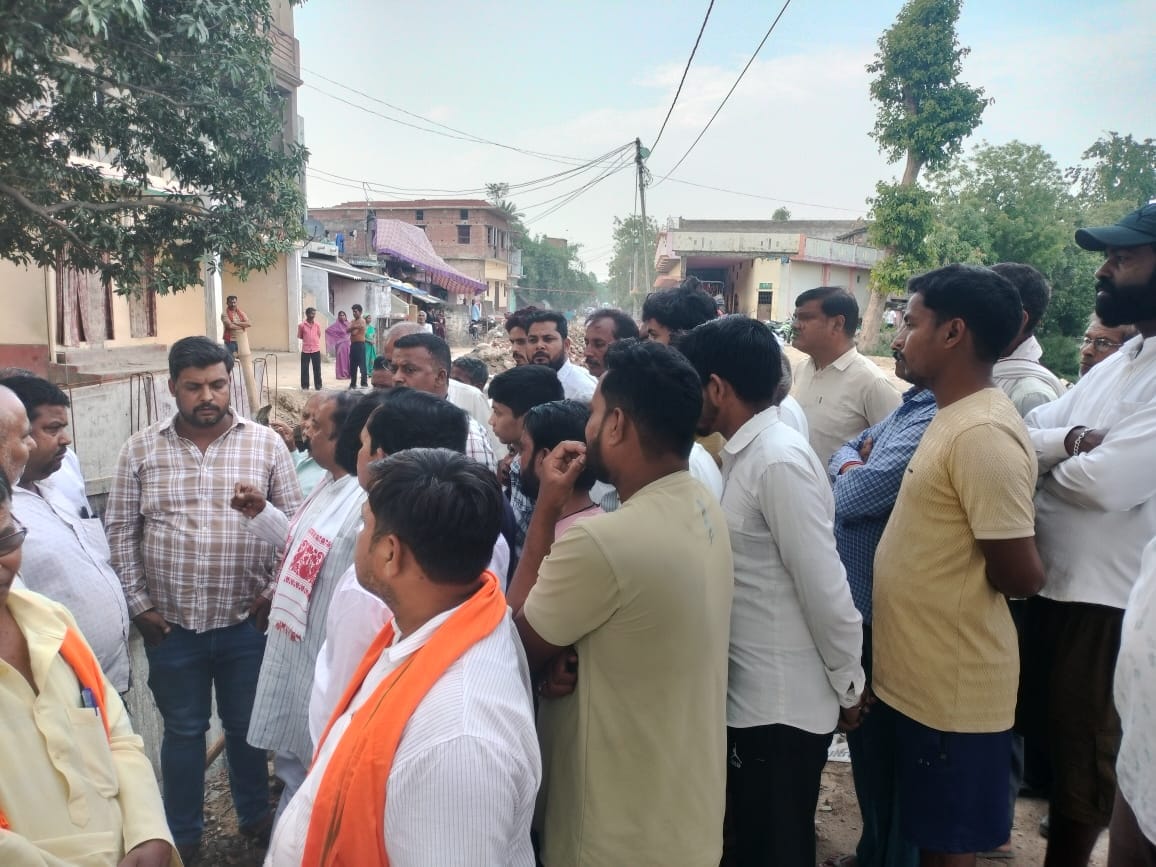 The villagers stopped the construction of the culvert.