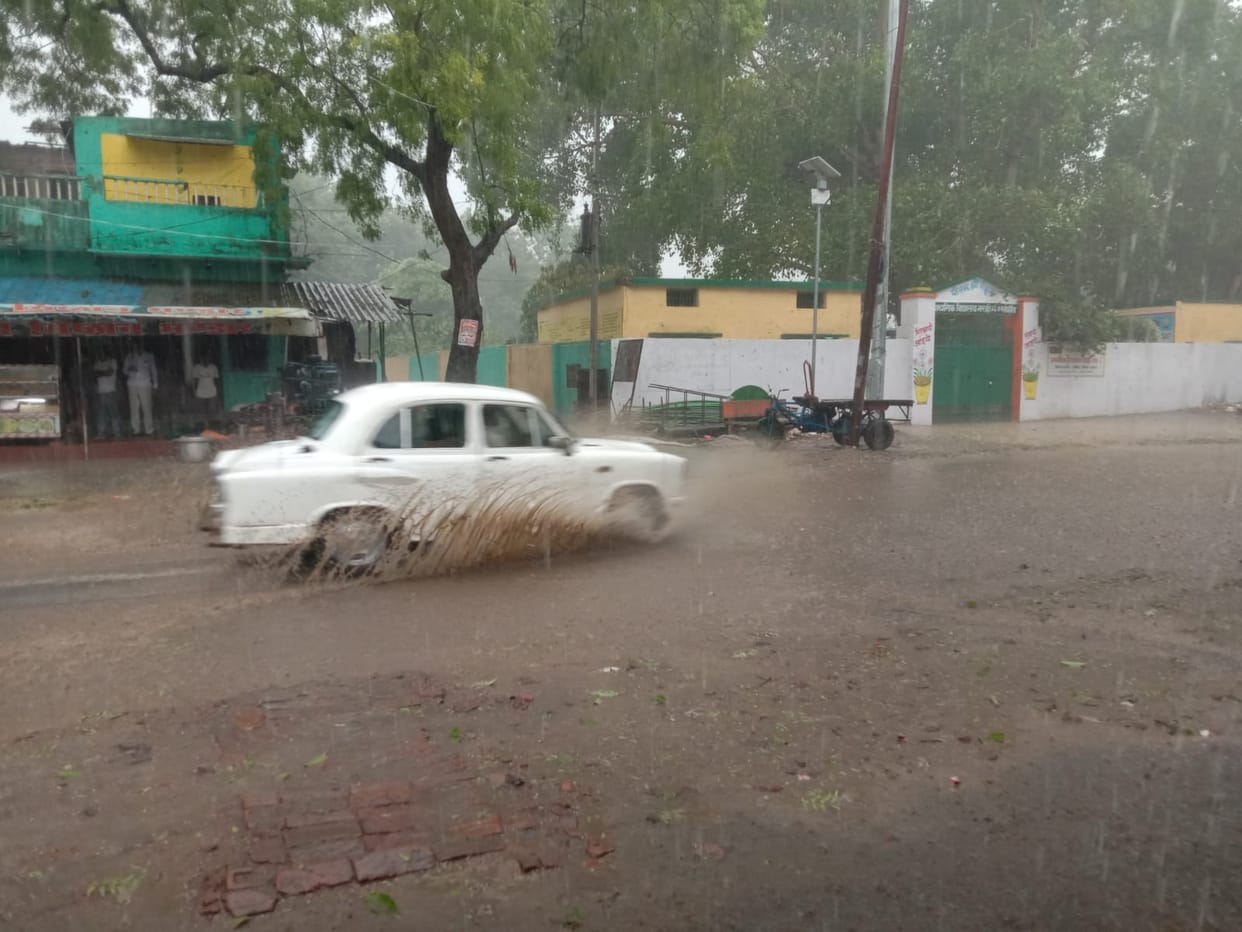 Rain and thunderstorm for the third time in 10 days, hail fell in Narahi, winds blew at a speed of 15 km per hour.