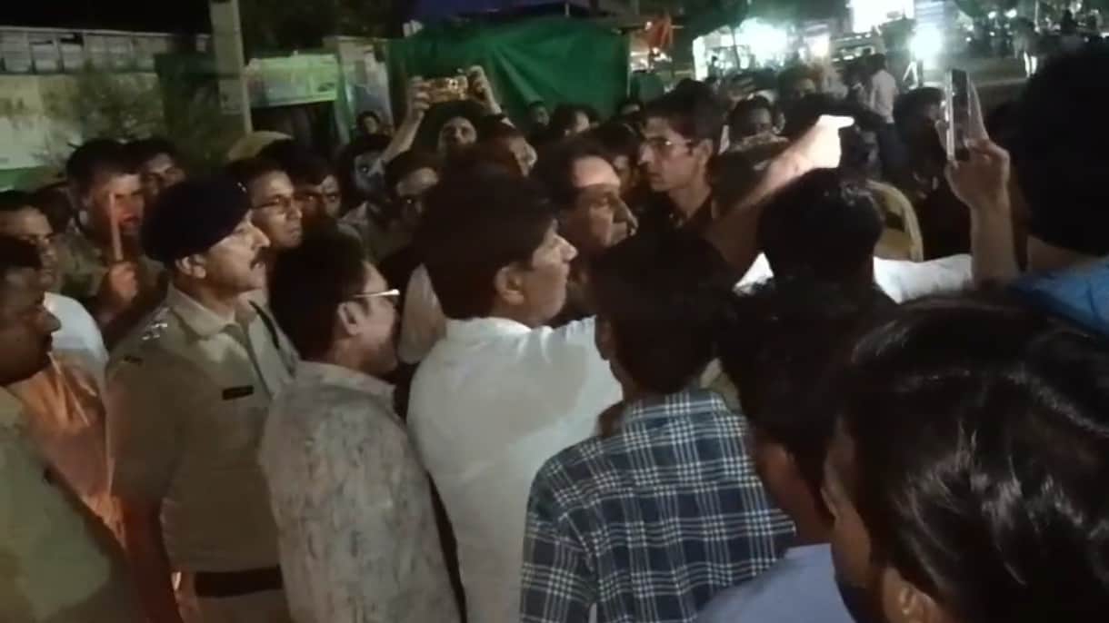 डग में शव रखकर विरोध करते समाज के लोग