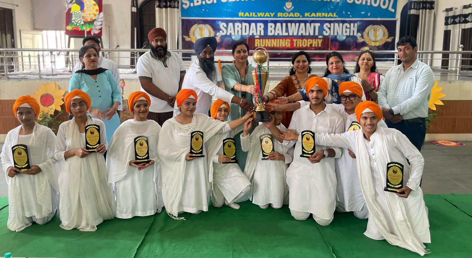 एसबीएस स्कूल में आयोजित प्रतियोगिता में विजेता रही टीम को सम्मानित करते टीचर। स्वयं