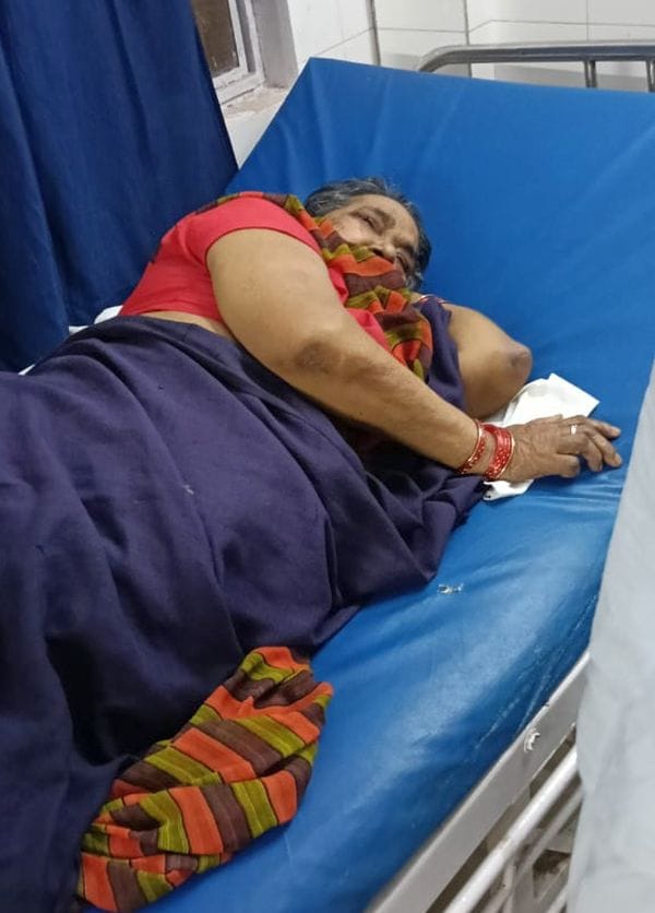 Empty oxygen cylinder was placed on the patient in the emergency room, ECG machine was also faulty.