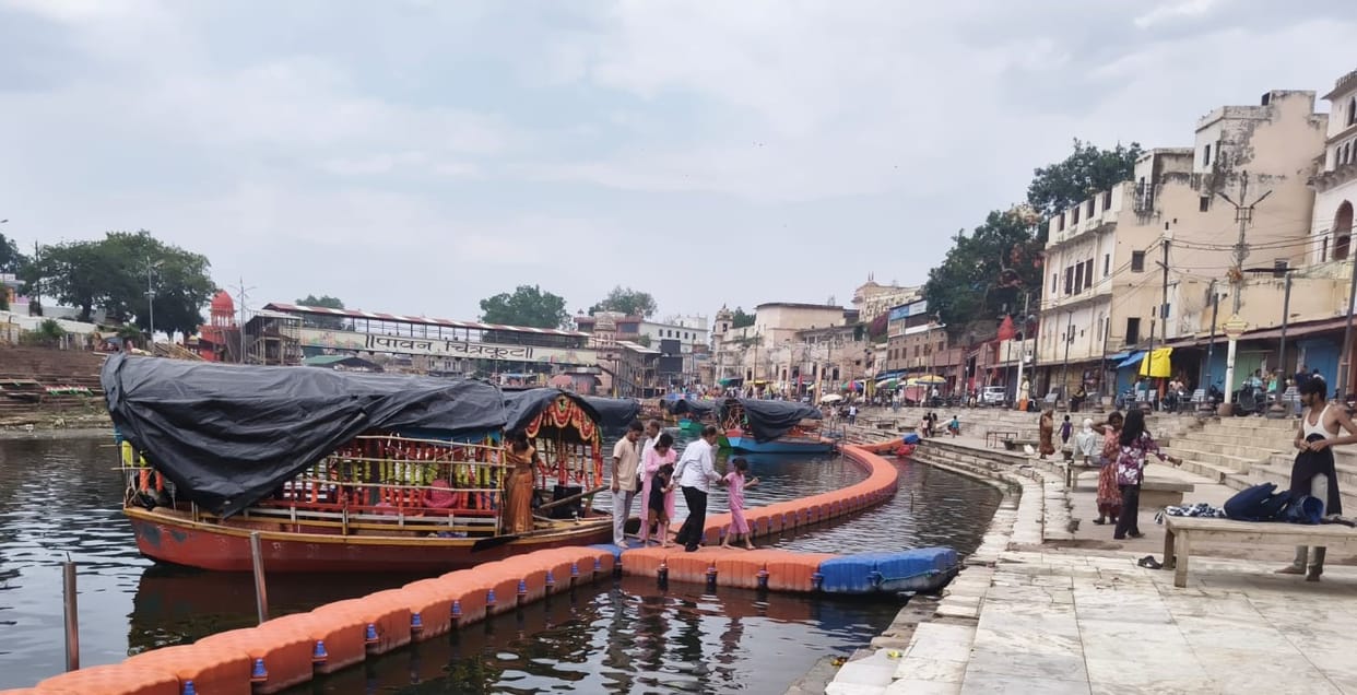 Sailing in Mandakini: Devotees wading without life jackets, risking accidents