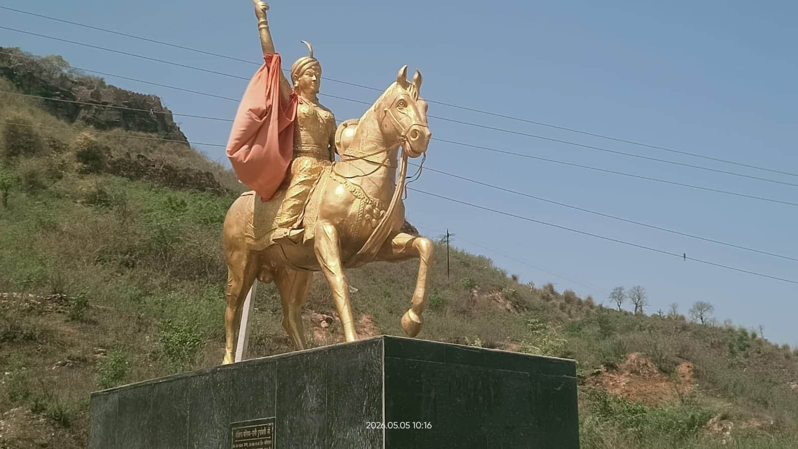 फोटो - 18 कालिंजर दुर्ग मार्ग में स्थापित रानी दुर्गावती की प्रतिमा। संवाद
