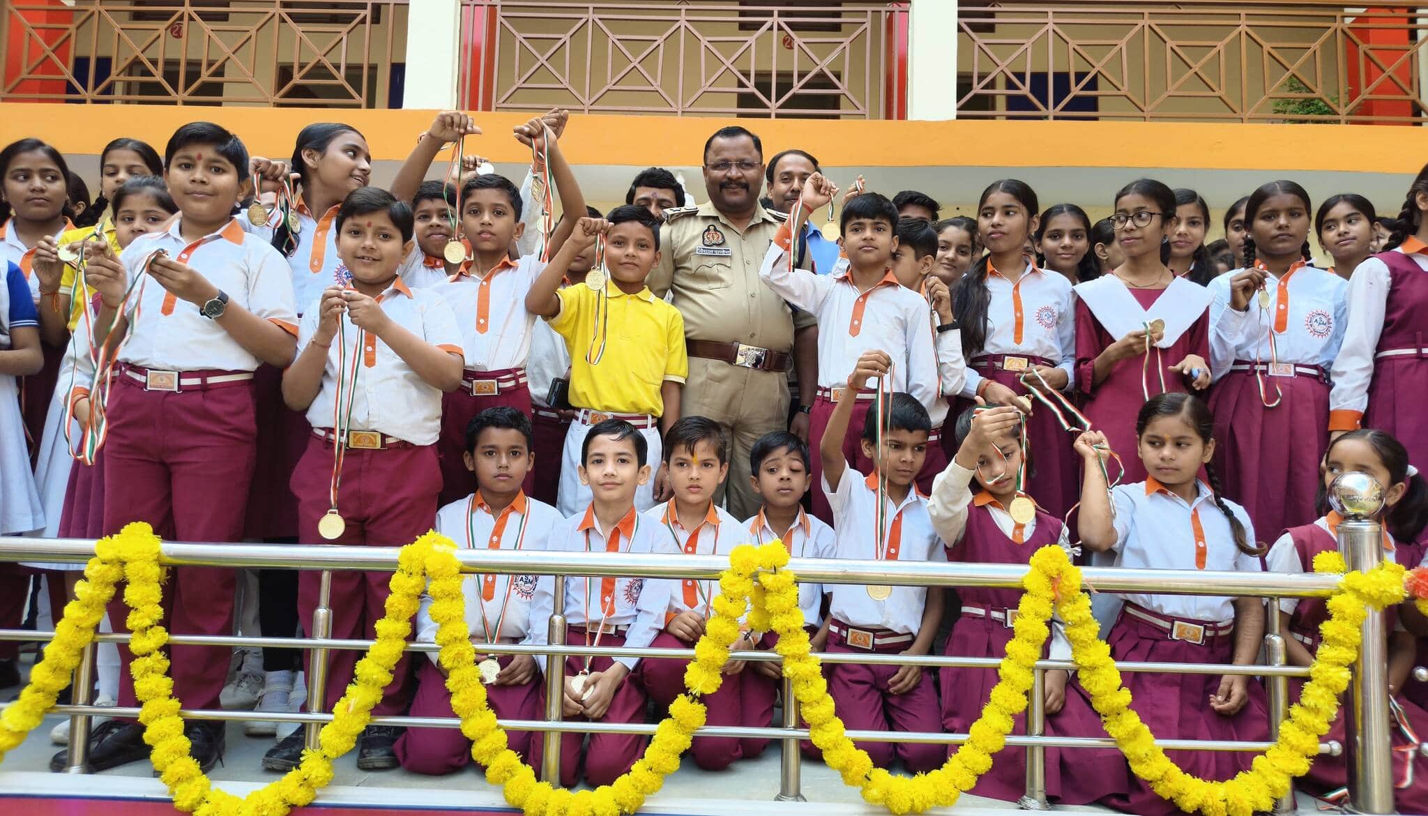 फोटो-20-बलरामपुर के तुलसीपुर में मेधावियों को किया गया सम्मानित ।-संवाद