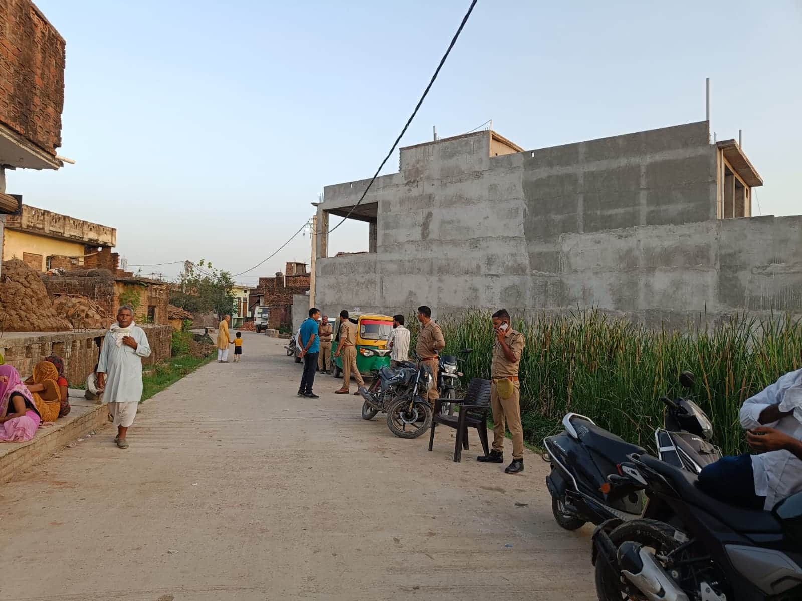 फोटो - 20 पीड़ित के घर के बाहर तैनात पुलिस। संवाद