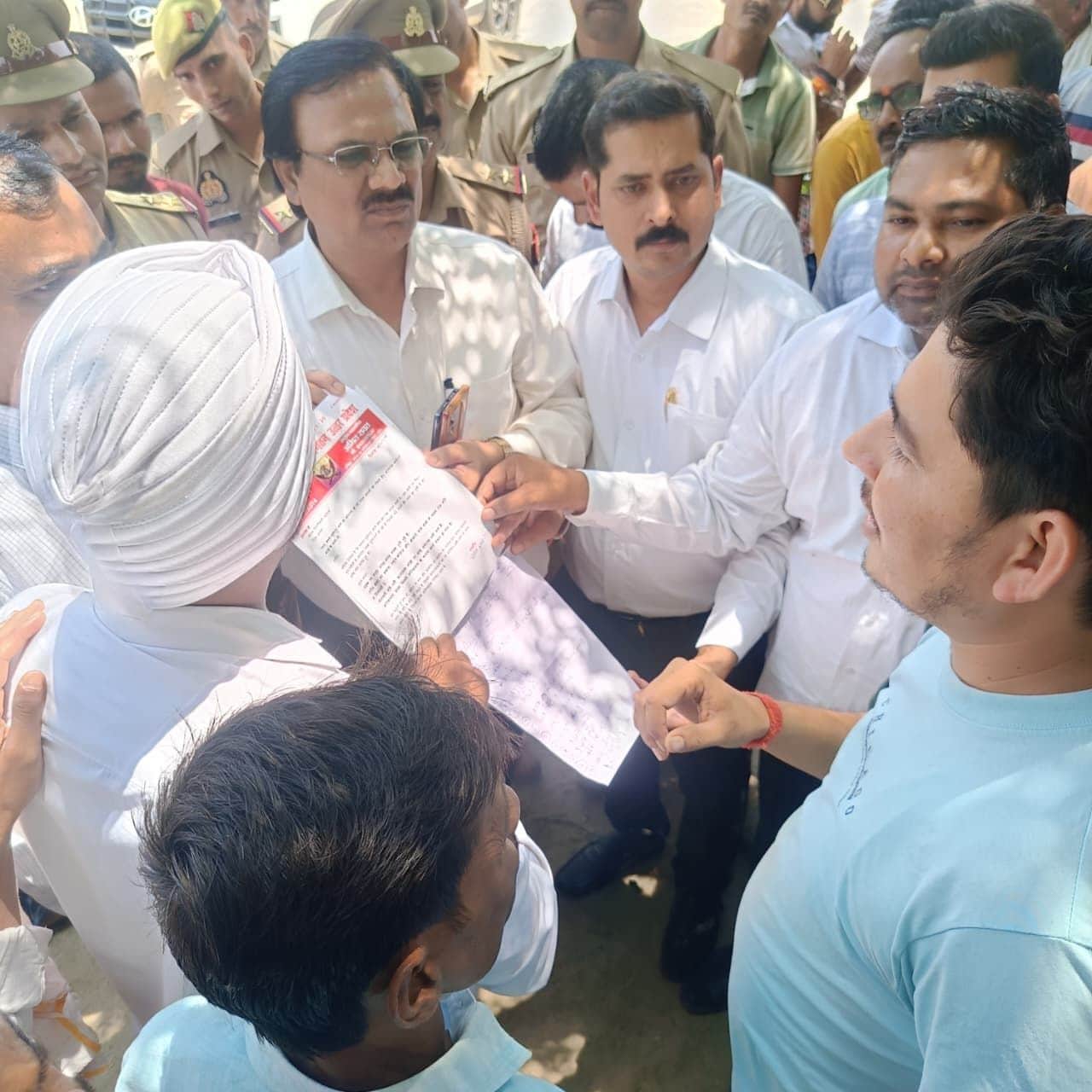फोटो-20- तहसीलदार गणेश सिंह को मांग पत्र सौंपते सामजिक कार्यकर्ता। स्रोत: संस्था
