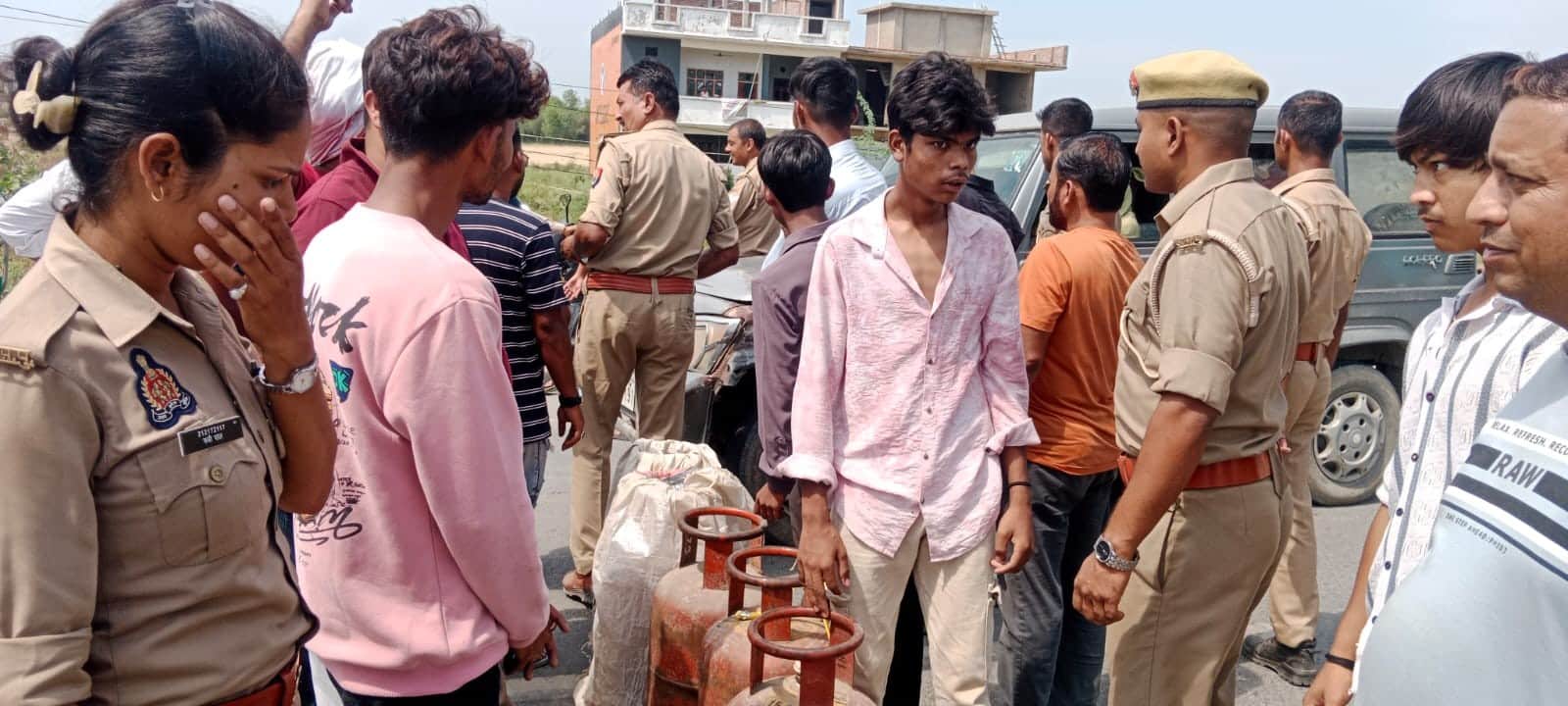 फोटो-23-बलरामपुर के बालाजी गैस गोदाम पर लोगों को समझाती पुलिस ।-संवाद