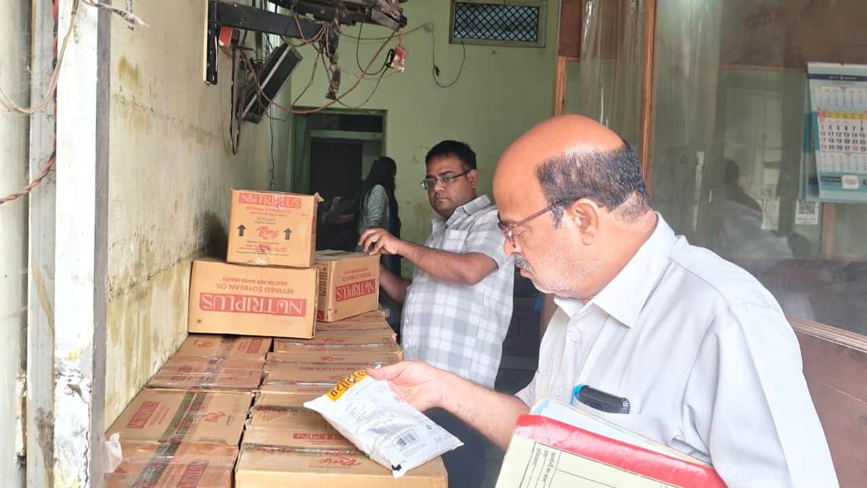 फोटो-29-दुकान में खाद्य तेल की जांच करते खाद्य सुरक्षा अधिकारी। स्रोत: कर्मचारी।