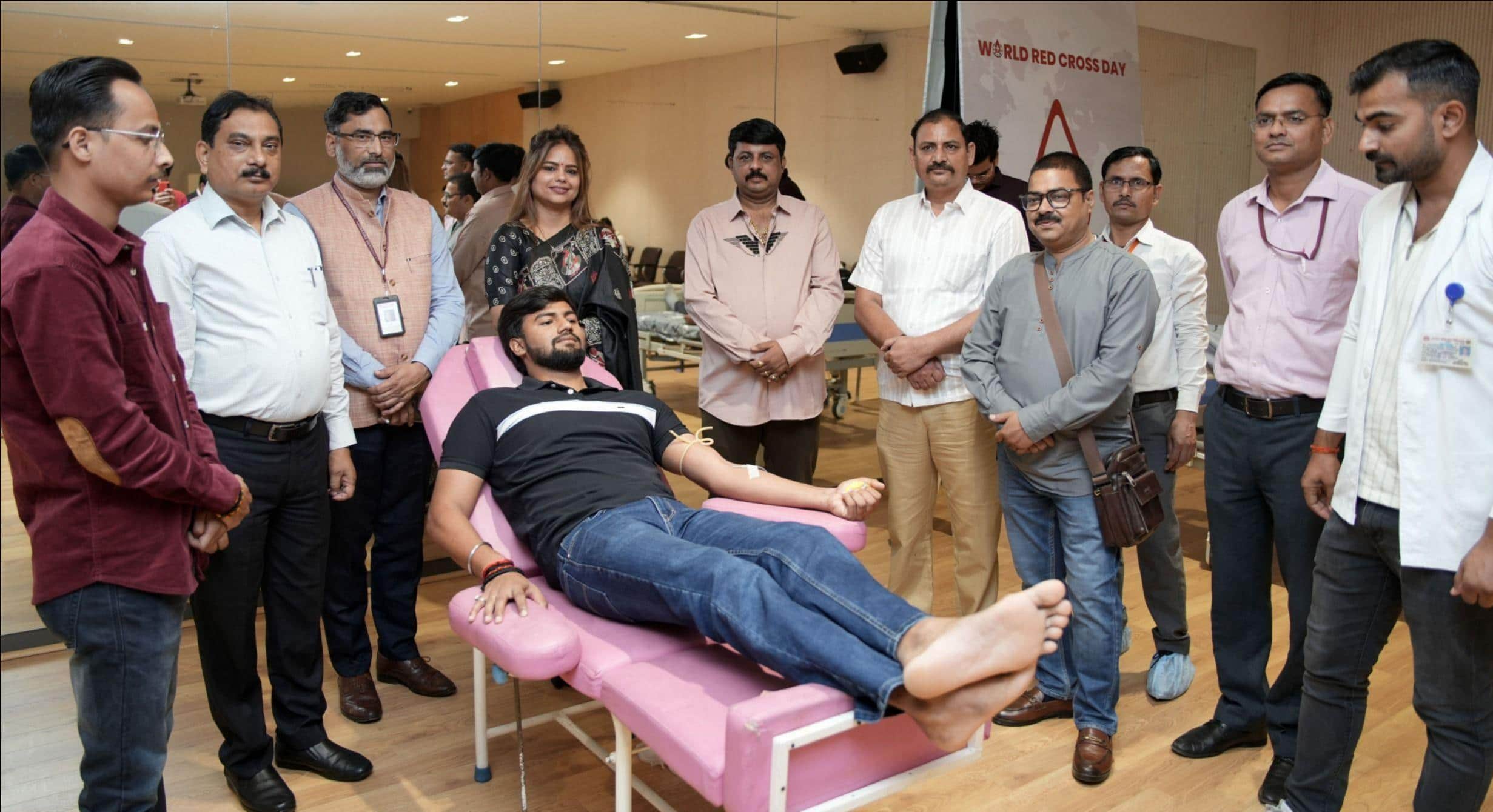 फोटो-8- चंडीगढ़ यूनिवर्सिटी में रक्तदान करता युवा व मौजूद यूनिवर्सिटी स्टाफ व रेड क्रॉस सोसाइटी