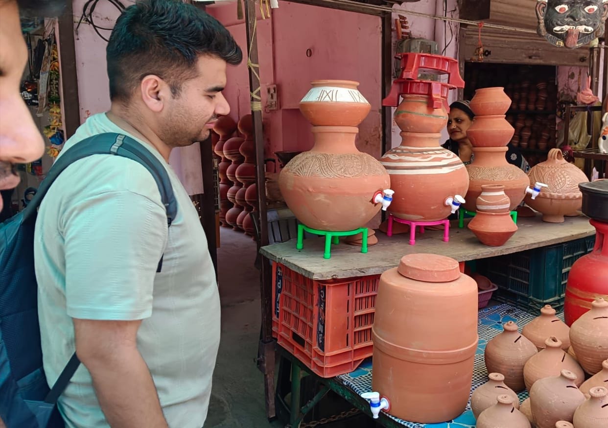 Due to the heat, the demand for earthen pots and campers has increased in the market.