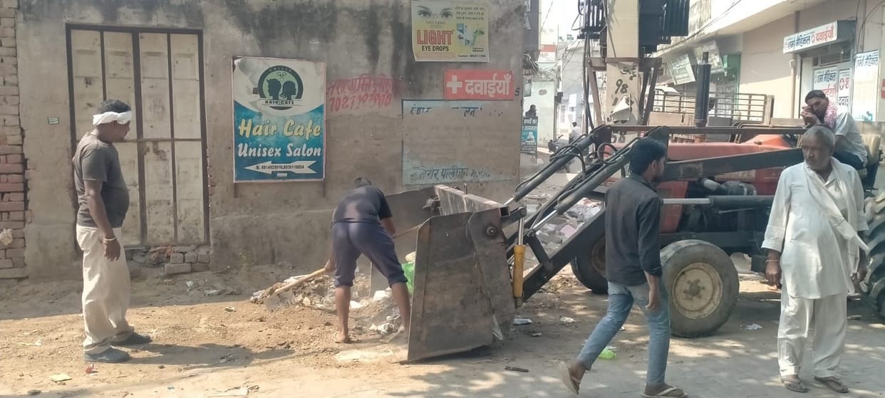 Residents plagued by garbage and stench; strike extended by three days.