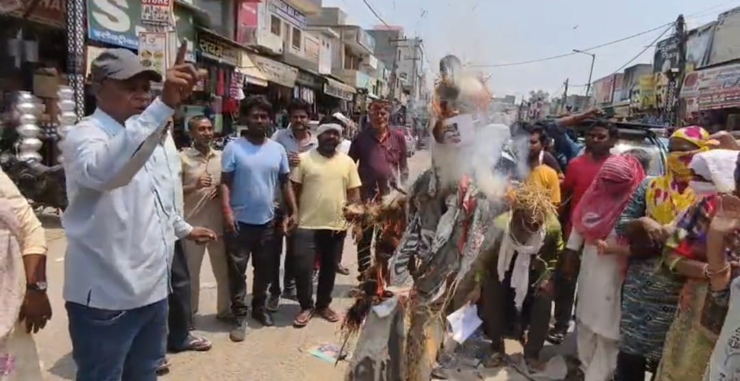When the Municipal Secretary wanted to get the cleaning done, the protesting employees scattered garbage.