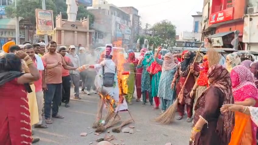 Garbage piles up in the city, minister's effigy burnt