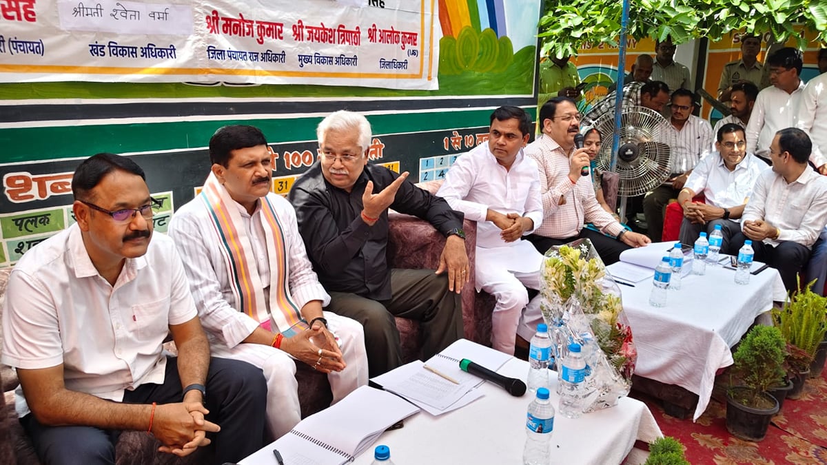 Sant Kabir Nagar News: चौपाल लगाकर सुनीं ग्रामीणों की समस्याएं, दिए निर्देश