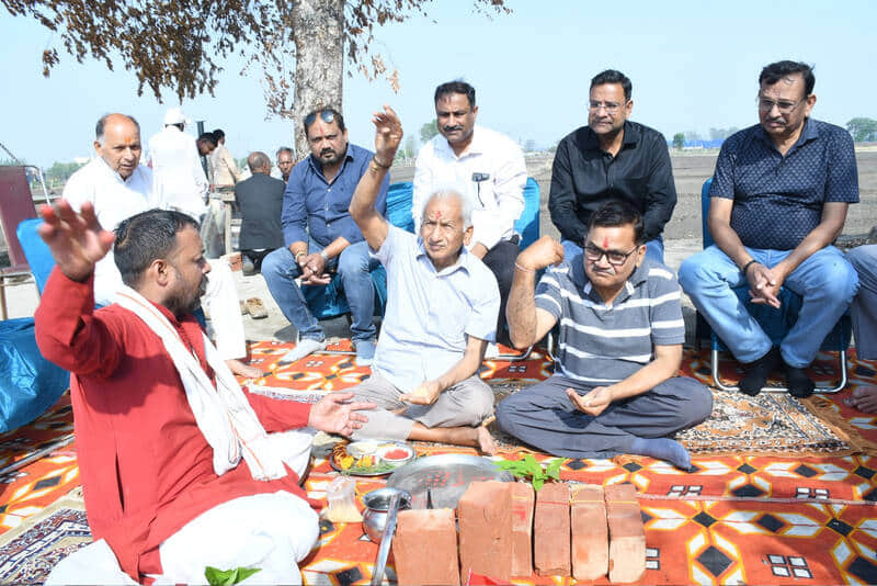 गोशाला के भूमि पूजन में भाग लेते  ब्रिज मोहन गुप्ता और अन्य। स्वयं