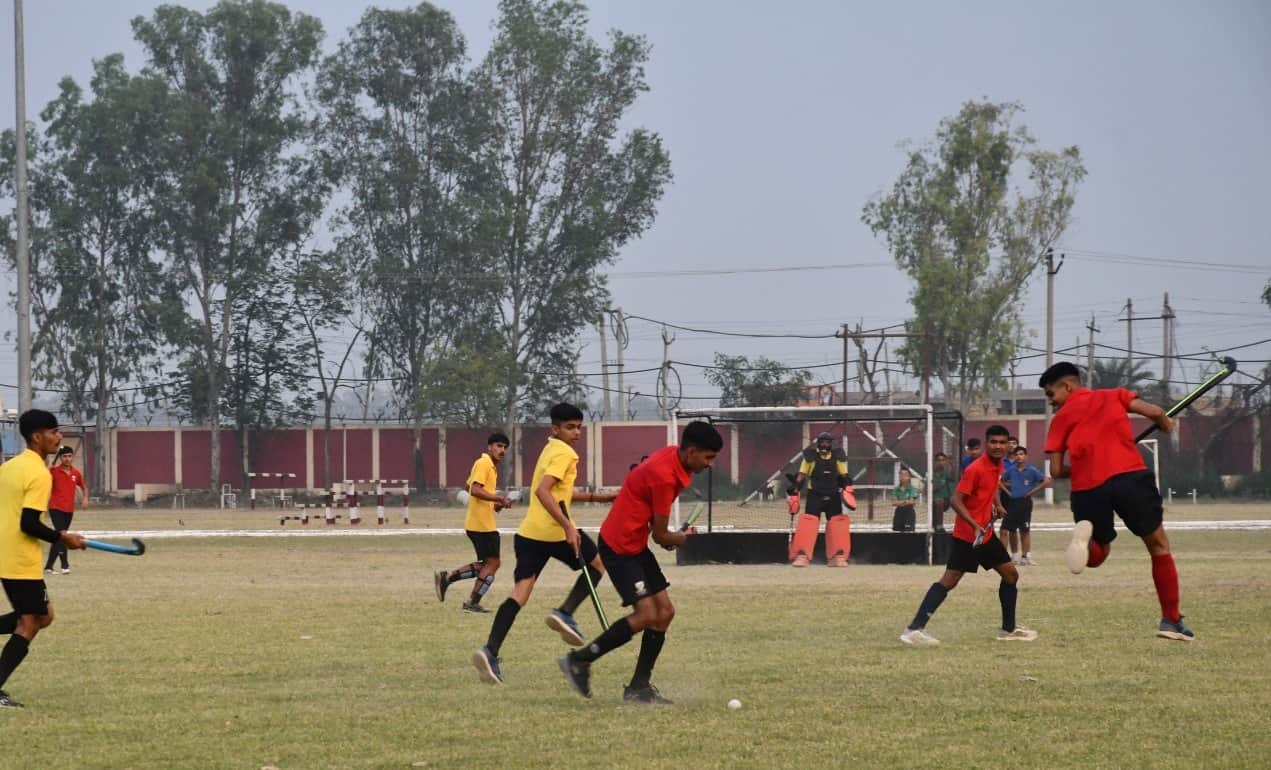 हाॅकी प्रतियोगिता में हिस्सा लेते खिलाड़ी। आर्काइव