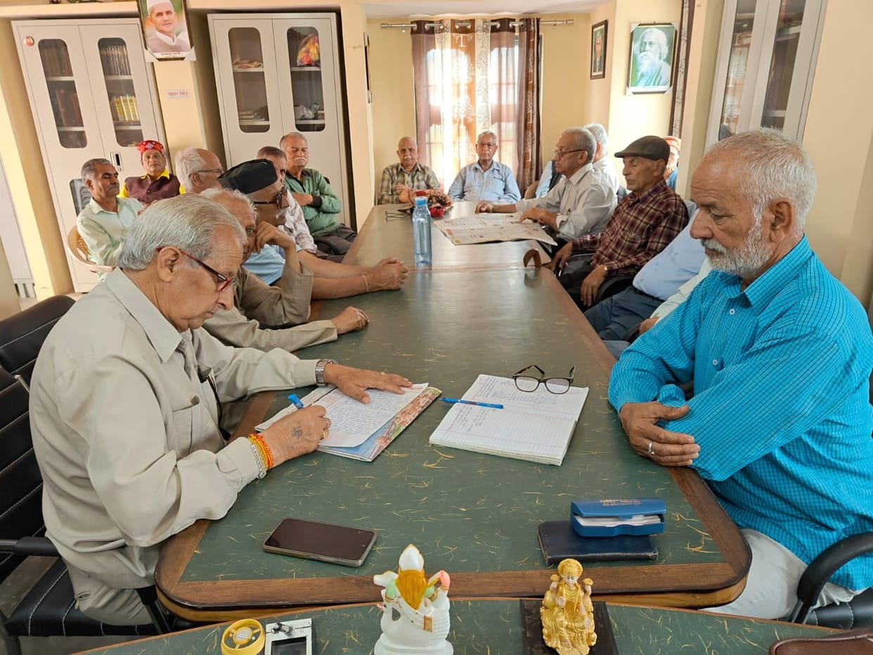 Pensioners opened a front for the payment of pending dues