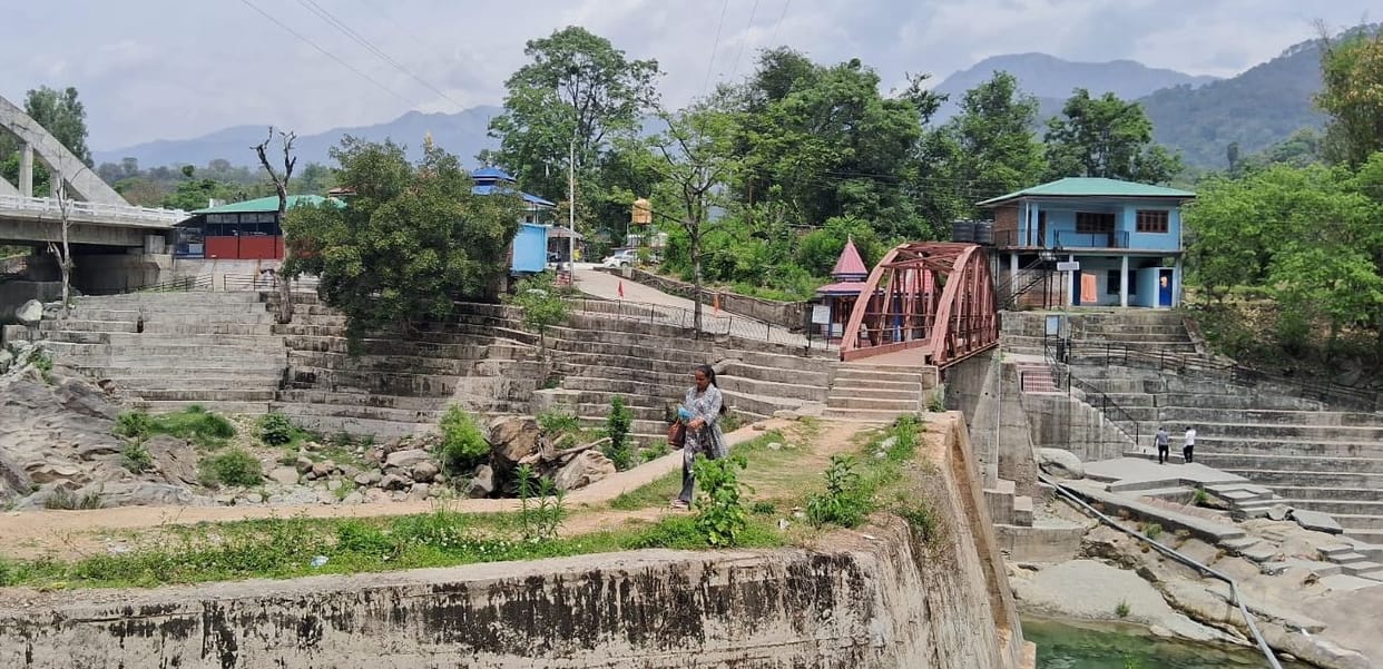 Bypassing security on the footbridge in Machhyal