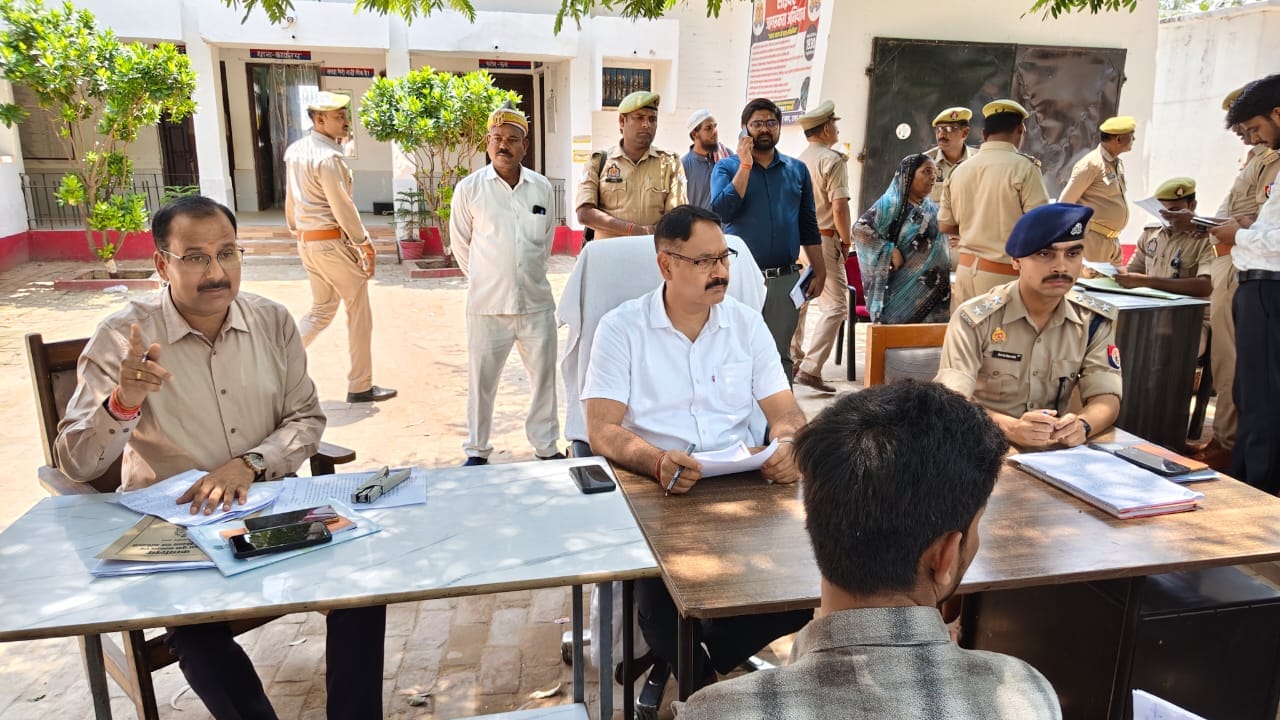 जिलाधिकारी ने दुधारा थाना में लोगों की समस्याएं सुनीं। स्रोत-सूचना विभाग