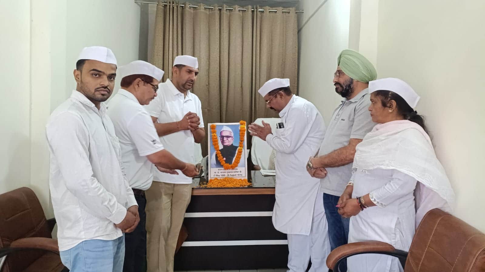कांग्रेस सेवादल के संस्थापक डॉ.नारायण सुब्बाराव हार्डिकर की जयंती पर उनके चित्र पर पुष्प अर्पित