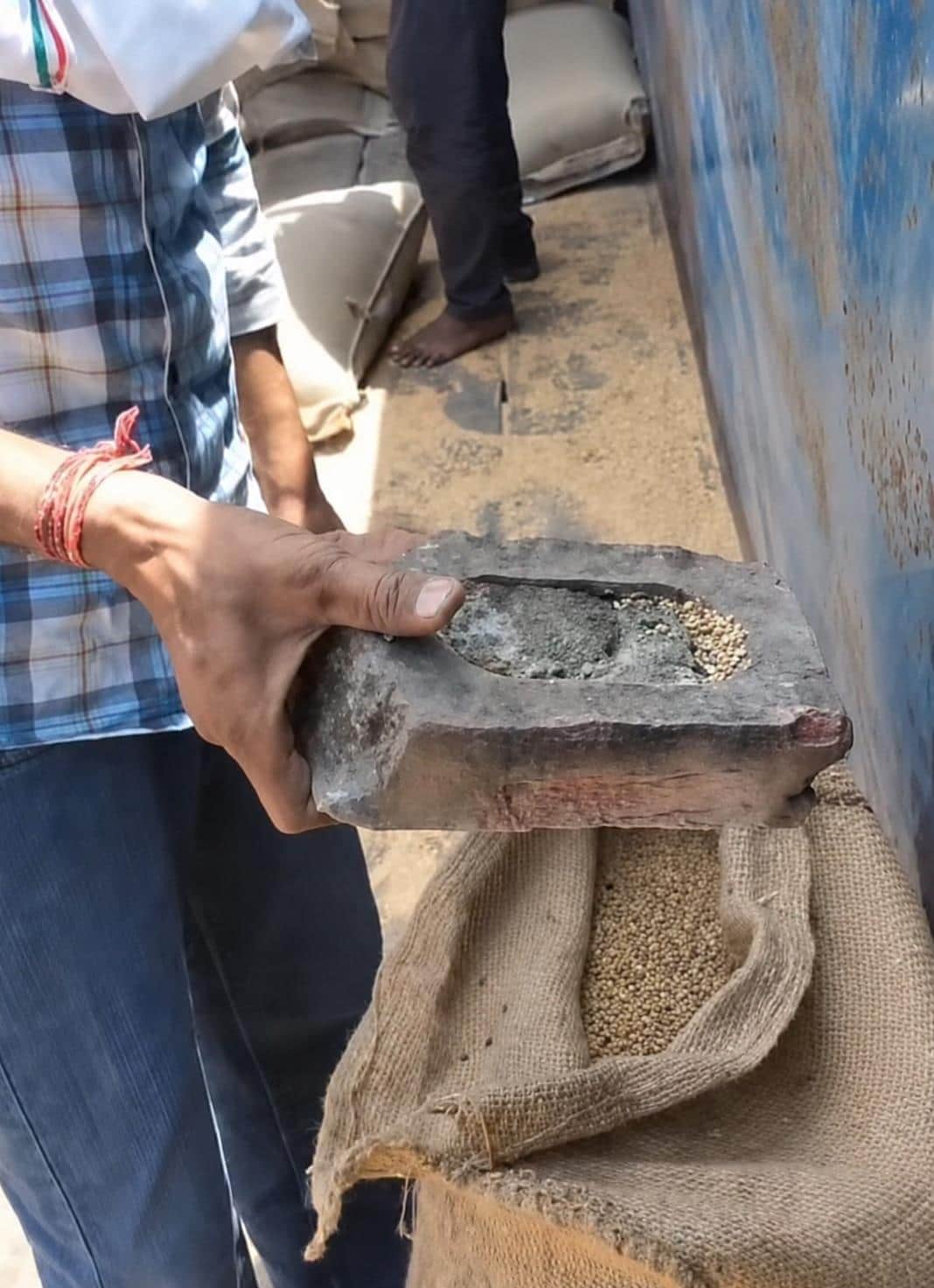 कुंजपुरा मंडी से गोदाम में गए गेहूं में निकली ईंट।
