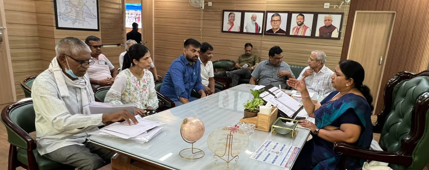 लोगों की शिकायत सुनती मेयर रेनू बाला गुप्ता। स्वयं